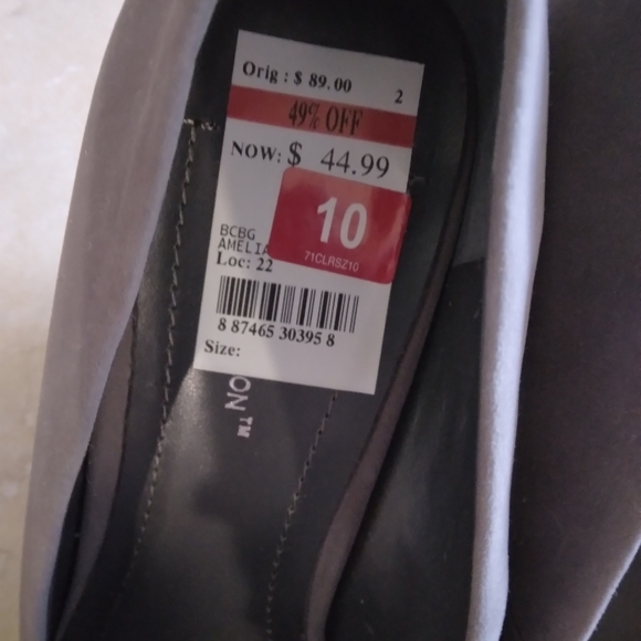 NWT-BCBG grey sued slip-on w/ embellished bow & small wedged heel. - Picture 5 of 5